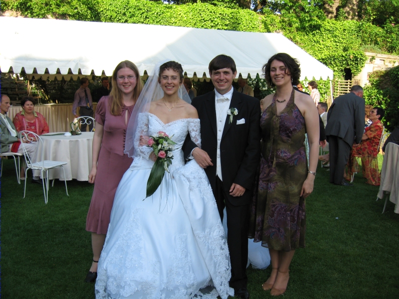 Les mari&eacute;s et leurs invit&eacute;s