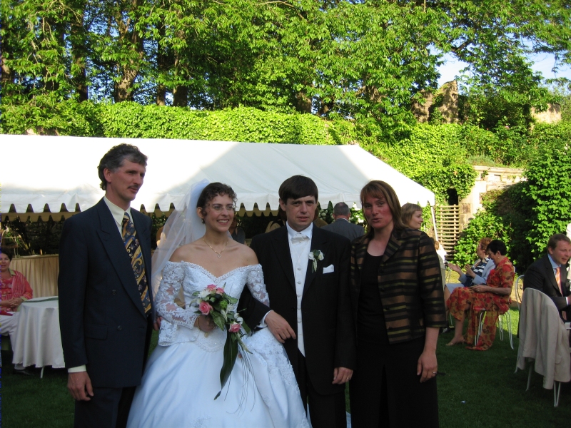 Les mari&eacute;s et leurs invit&eacute;s