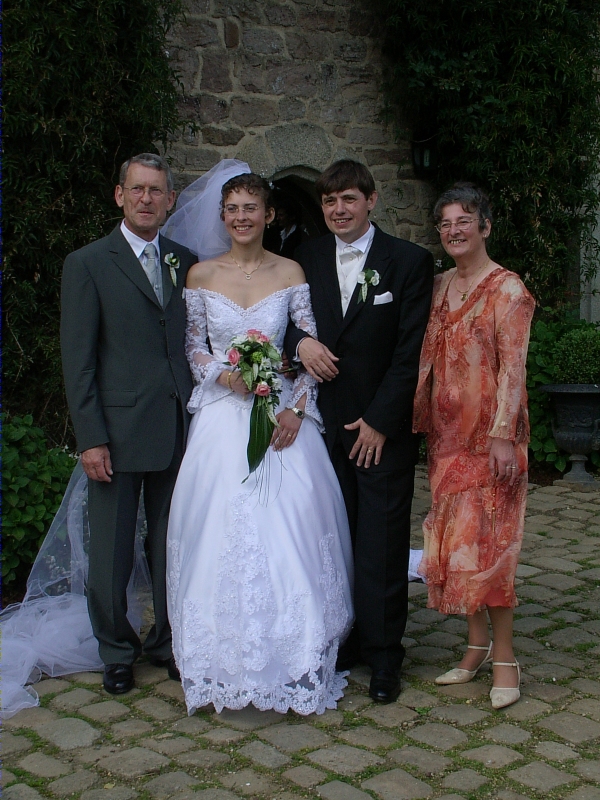 Les mari&eacute;s avec les parents de Karine