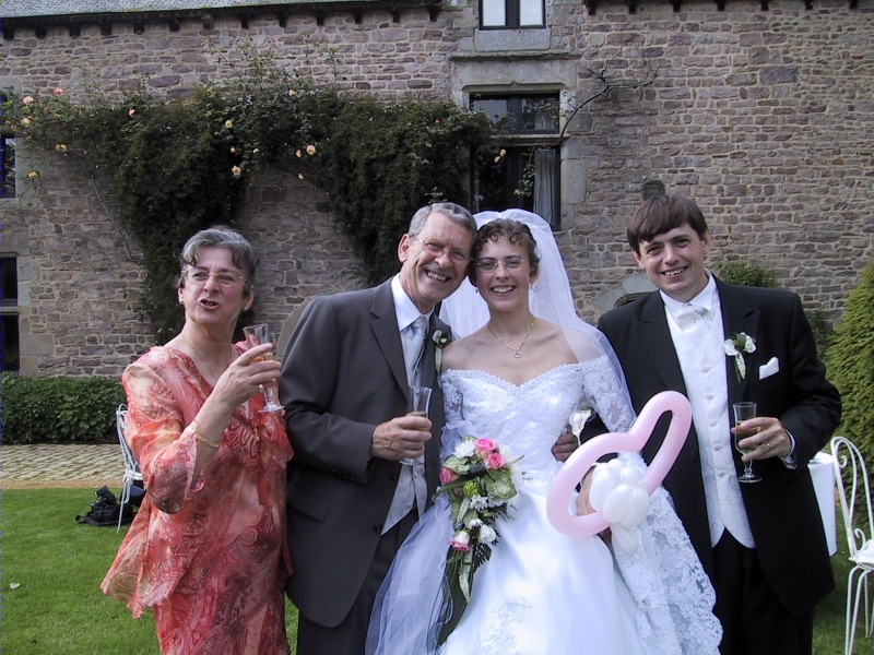 Les mari&eacute;s avec les parents de Karine