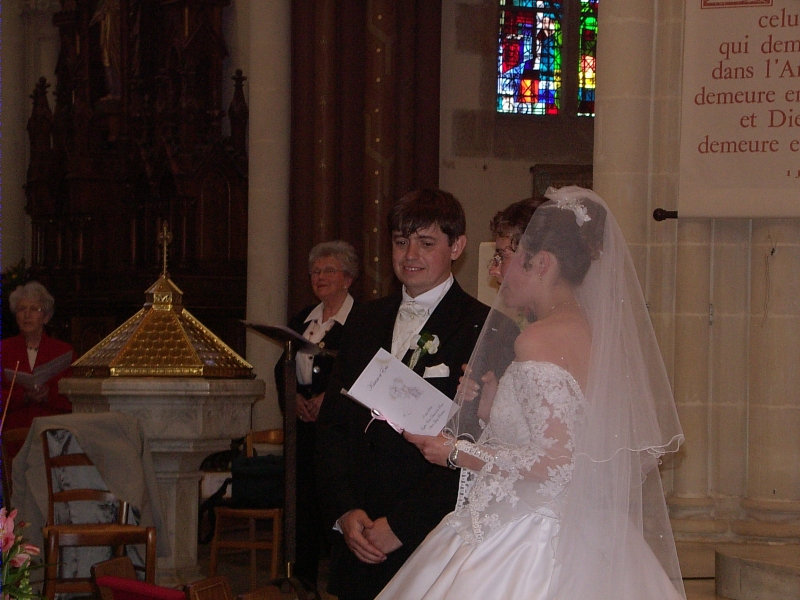 Karine accueille les invit&eacute;s &agrave; l'&eacute;glise