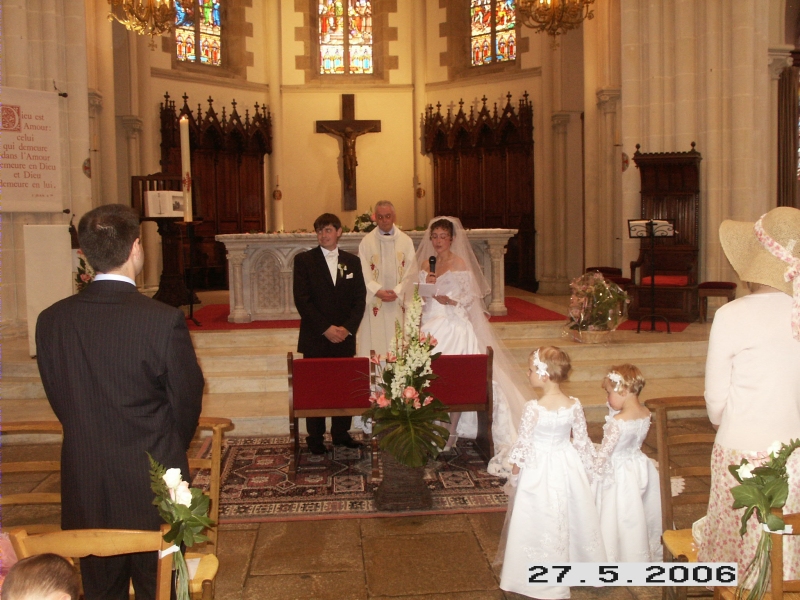Karine accueille les invit&eacute;s &agrave; l'&eacute;glise