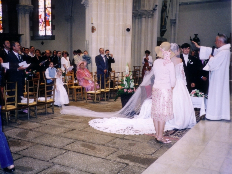 Le pr&eacute;tre b&eacute;nit les jeunes mari&eacute;s