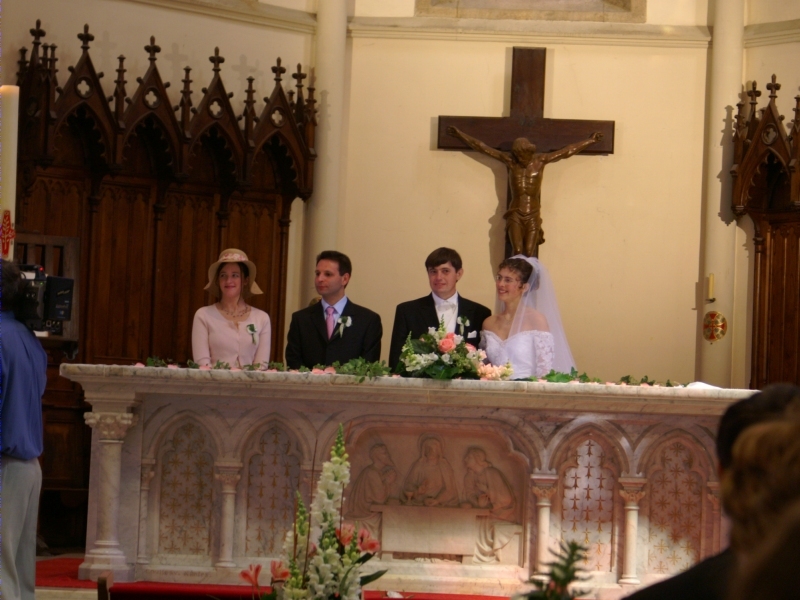 Mari&eacute;s et t&eacute;moins apr&eacute;s la signature