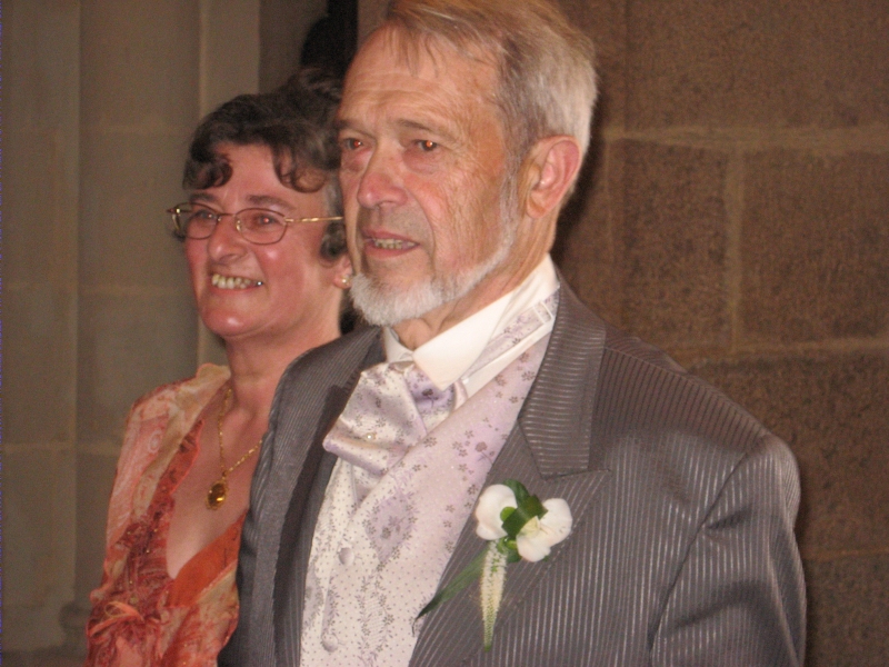 La maman de Karine et le papa d'&Eacute;ric entrent dans l'&eacute;glise