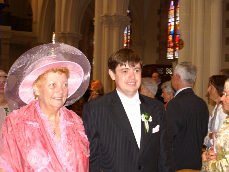&Eacute;ric et sa maman entrent dans l'&eacute;glise