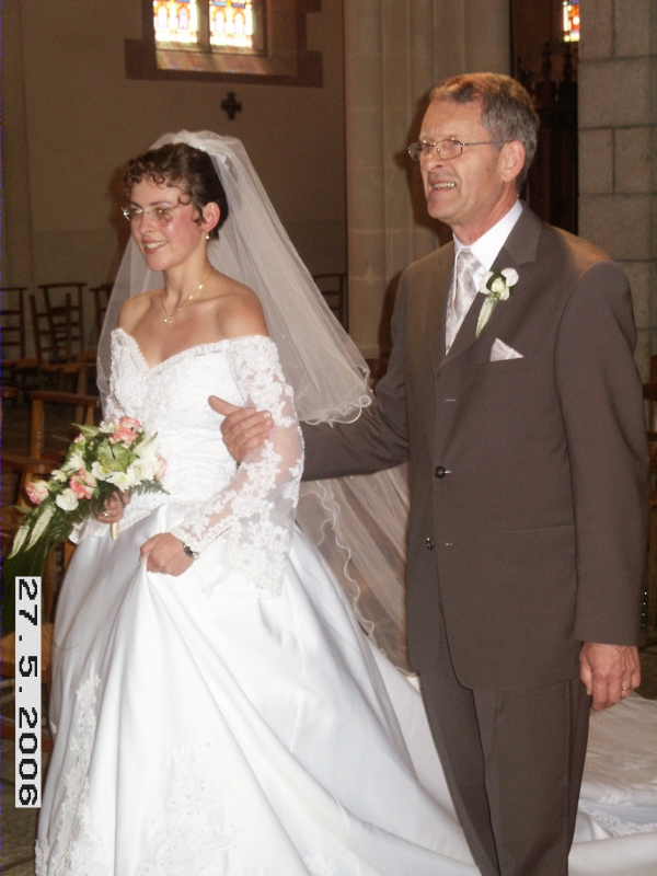 Karine et son papa entrent dans l'&eacute;glise