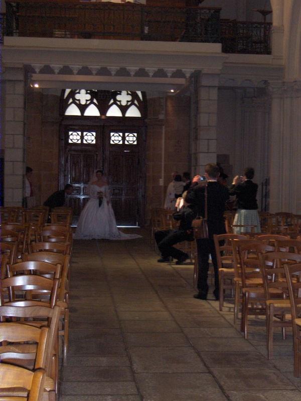Karine &agrave; l'entr&eacute;e de l'&eacute;glise