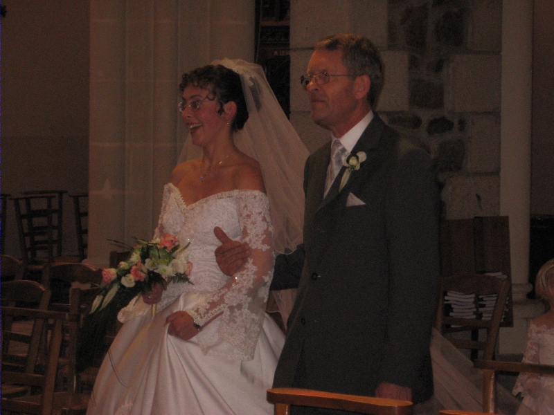 Karine et son papa entrent dans l'&eacute;glise