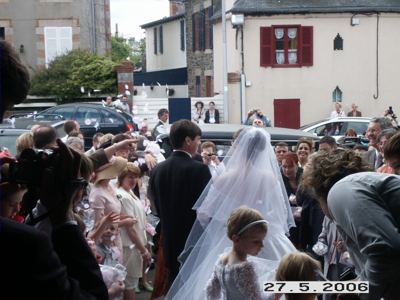 Les mari&eacute;s &agrave; la sortie de l'&eacute;glise