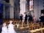 Les petites filles d'honneur accompagnent Karine qui entre dans l'&eacute;glise