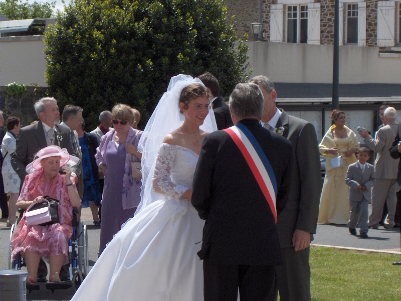Le maire accueille Karine et son papa