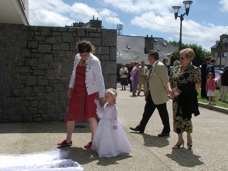 La petite fille d'honneur entre &agrave; la mairie avec sa maman