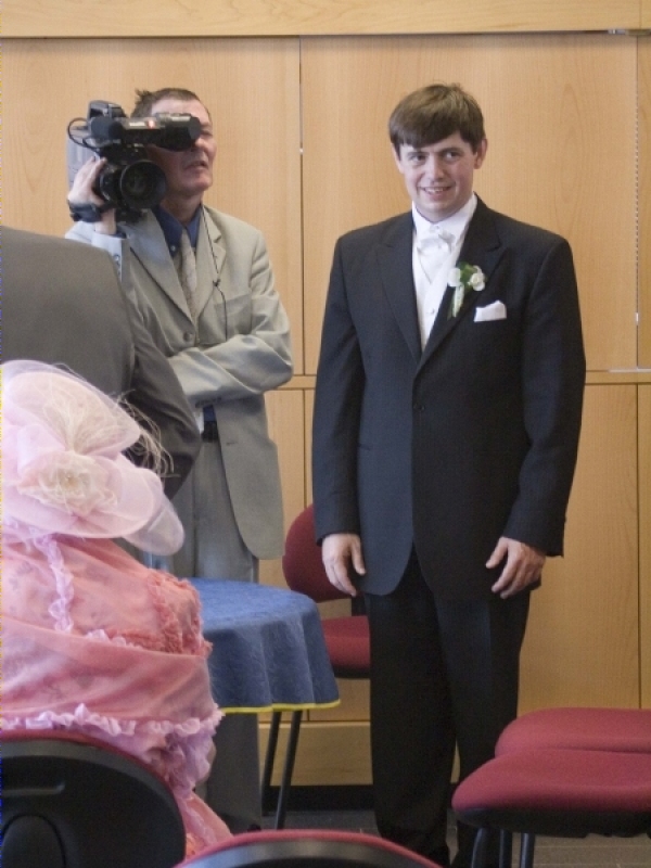 &Eacute;ric attend que Karine entre &agrave; la mairie