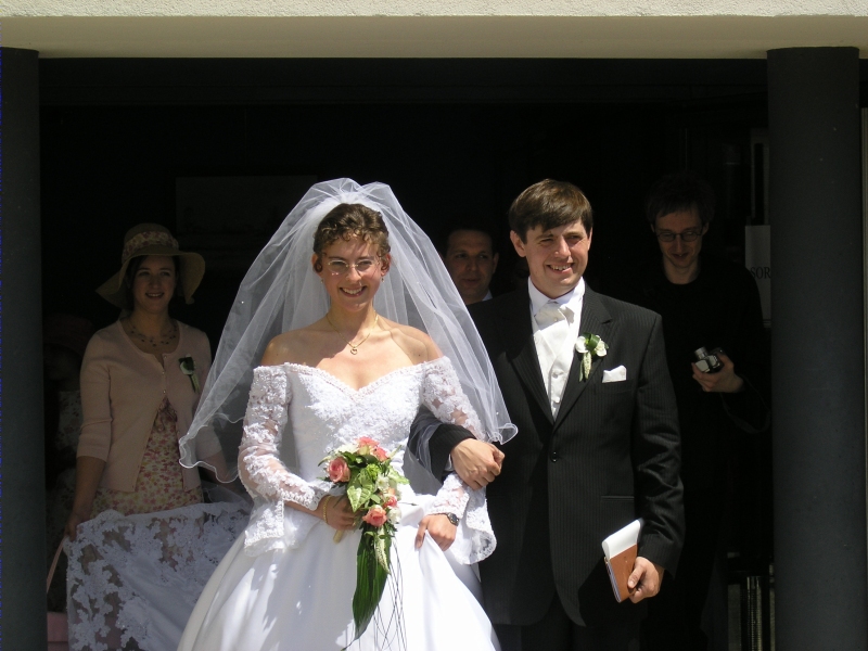 Les mari&eacute;s sortent de la mairie