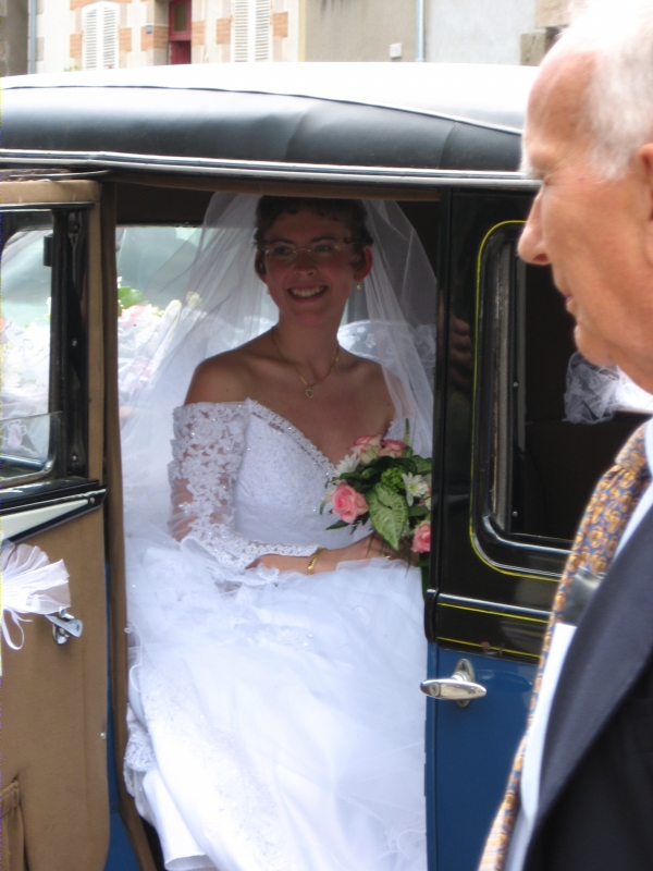 Karine et son papa dans la voiture devant l'&eacute;glise
