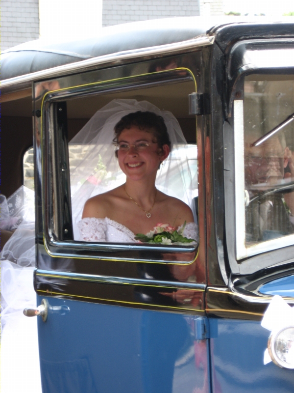 Karine et son papa dans la voiture devant l'&eacute;glise