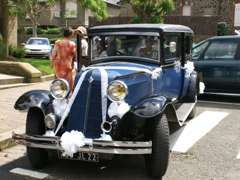 Karine et son papa dans la voiture devant l'&eacute;glise