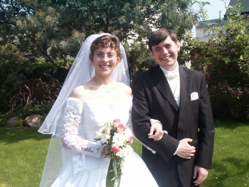 Karine et &Eacute;ric dans le jardin des parents de Karine