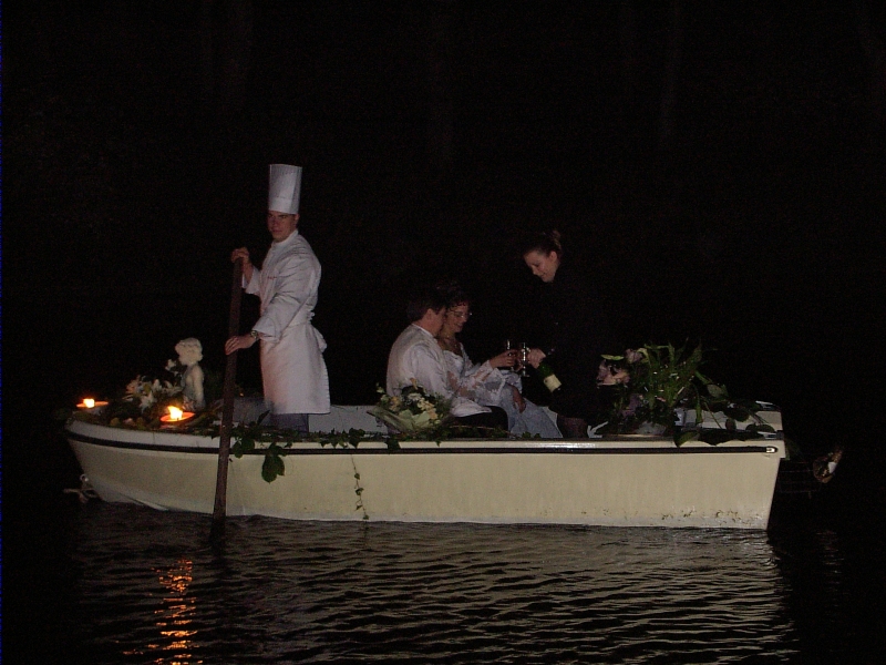 Les mari&eacute;s en barque