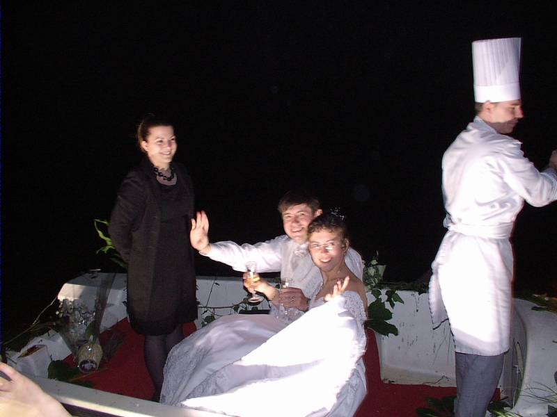 Les mari&eacute;s en barque